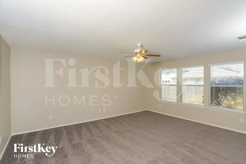 4 bed, 2.5 bath, 2213 sqft, $2,050 — Photo 2