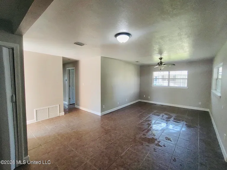 2110 Woodmont St — Photo 3