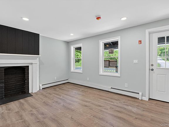 4th image of 152 N Clinton Street