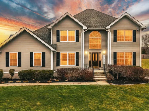 24 DUNTHORNE Drive, Bloomingburg, NY 12721