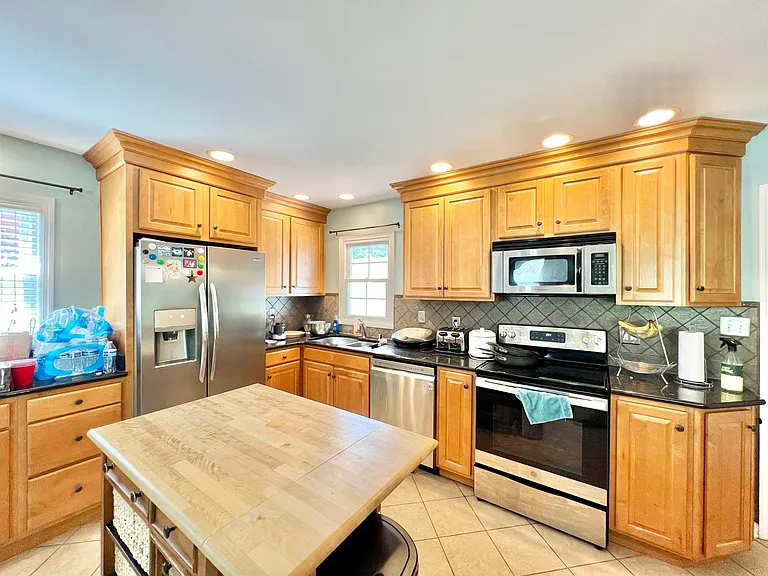 323 E Lowry Ln — Photo 2