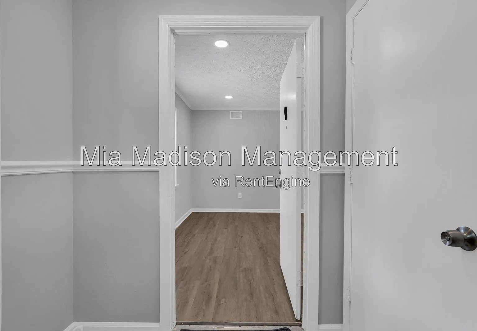111 E Mell St — Photo 3