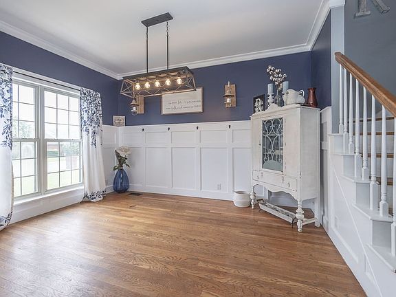 4th image of 2531 Burgess St