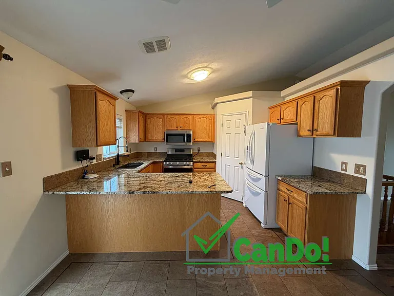 2828 Linda St — Photo 7