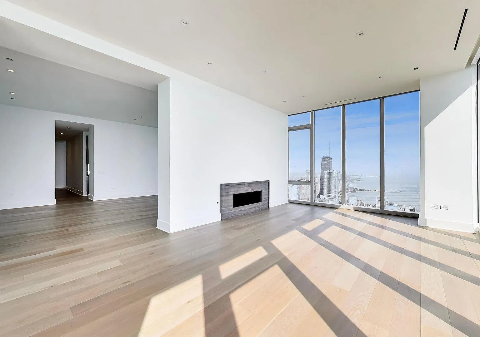 4 bed, 4.5 bath, 5497 sqft, $32,000 — Photo 4