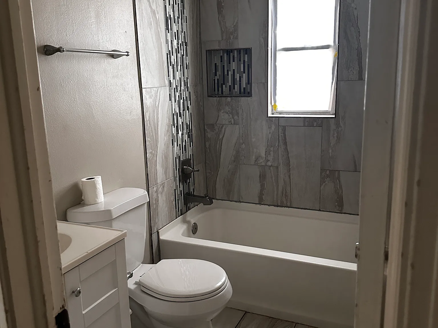 3 bed, 1373 sqft, $2,200 — Photo 3