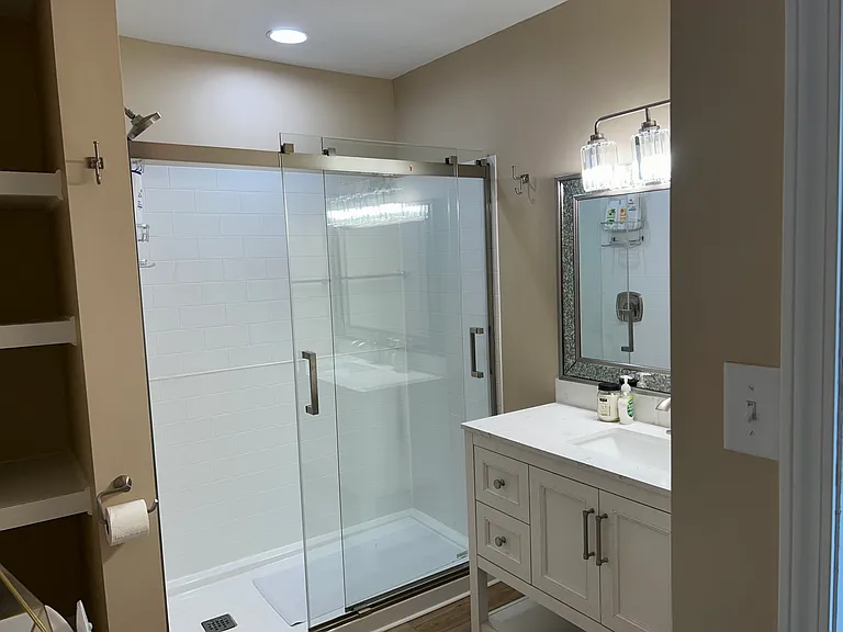 Queen room/bathroom off kitchen