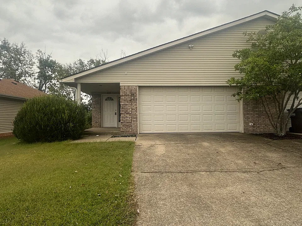 605 Hillbrook Dr