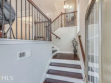671 Sunset Park Dr — Photo 2