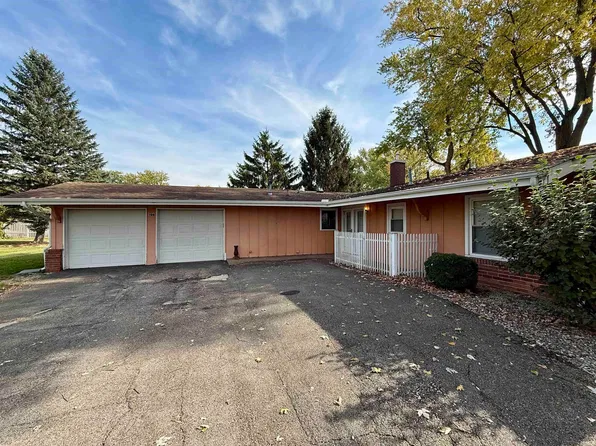 102 Lord Dr, Hartford City, IN 47348
