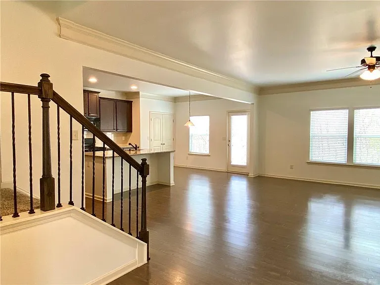 611 Stonehurst Ln — Photo 5