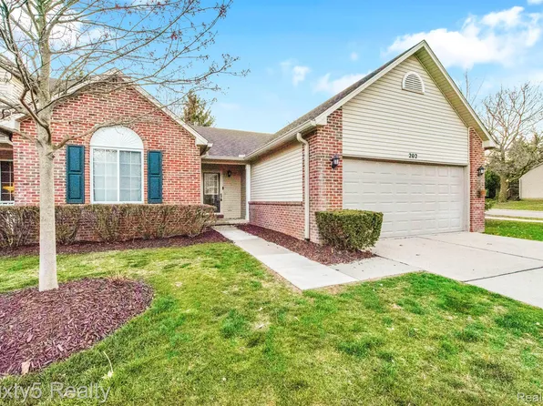202 Woodfield Square Ln, Brighton, MI 48116