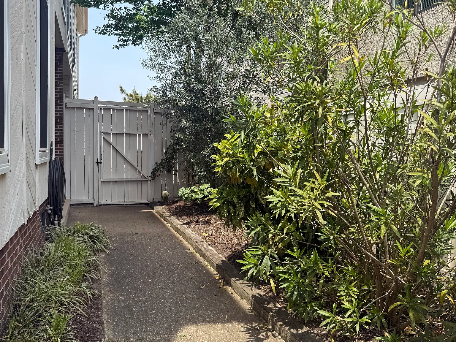 3 bed, 2.5 bath, 1974 sqft, $3,000 — Photo 1
