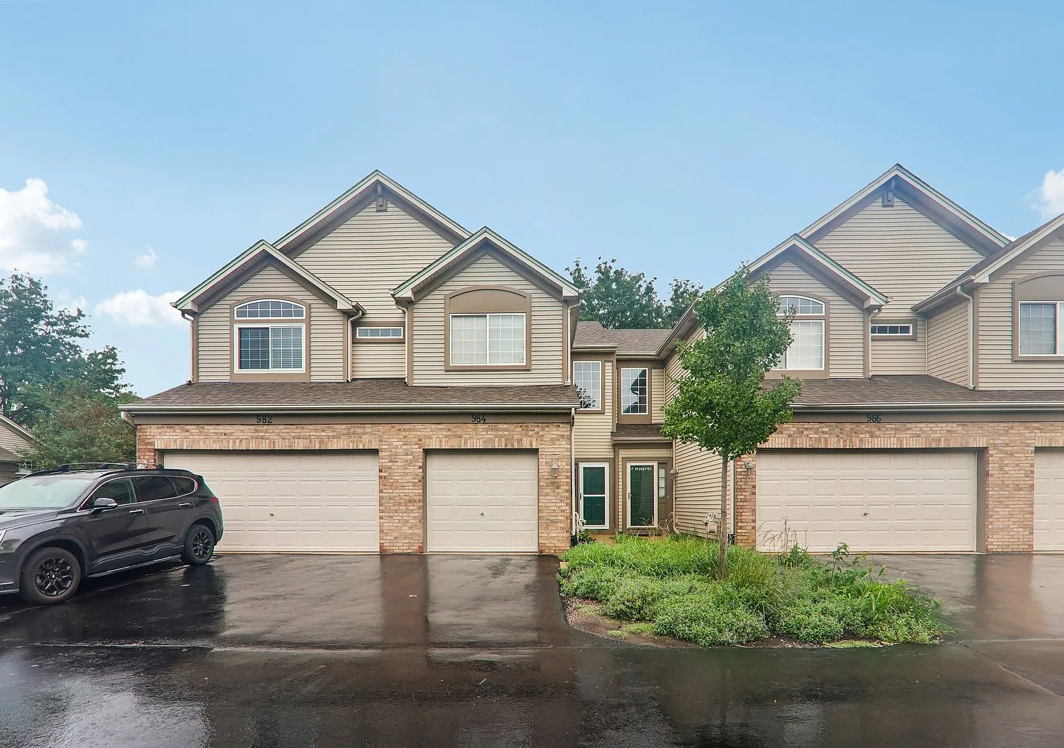 2 bed, 1.5 bath, 1213 sqft, $2,200 — Photo 1