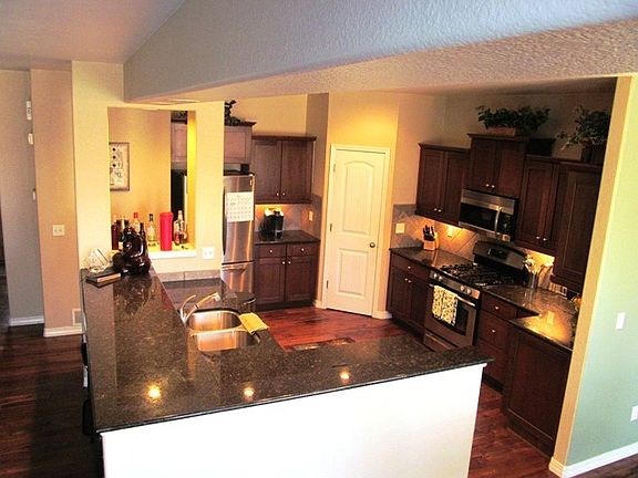 Kitchen w/ Granite