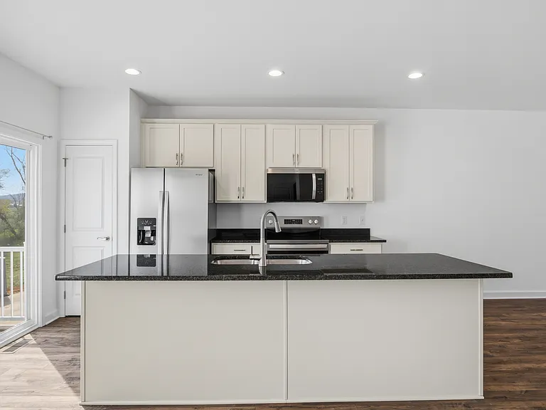 1053 Balsam Ln — Photo 10