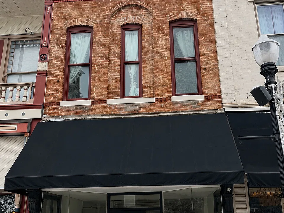 Apartment sits on second floor of 884 Logan Street. Commercial space below. Three huge windows overlook Noblesville courthouse and nearly completed renovated pedestrian sidewalks. In the heart of the square! Premier location.