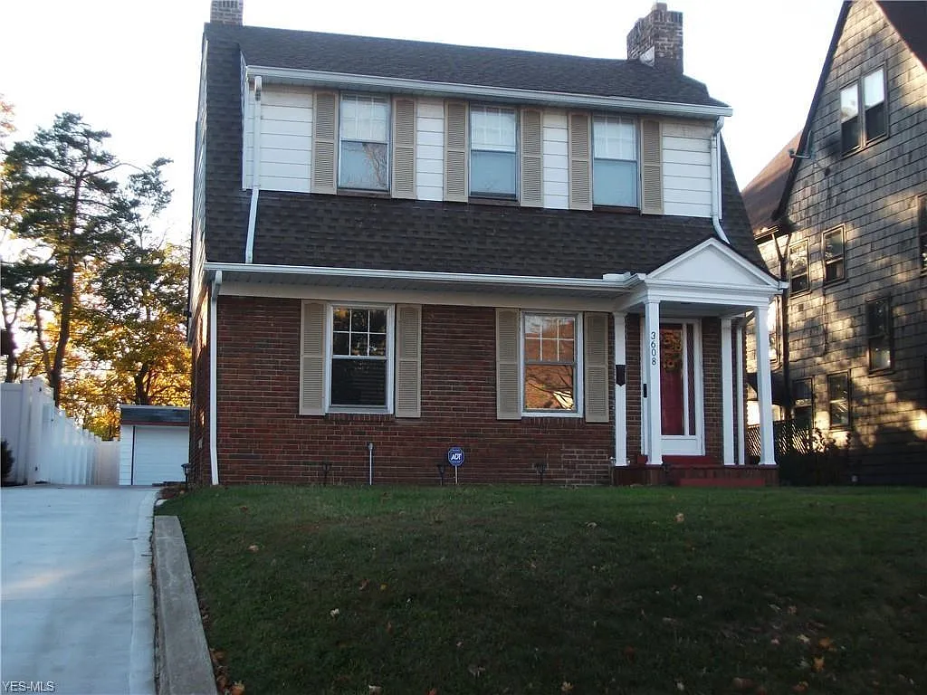 3 bed, 1.5 bath, 1560 sqft, $2,100 — Photo 1