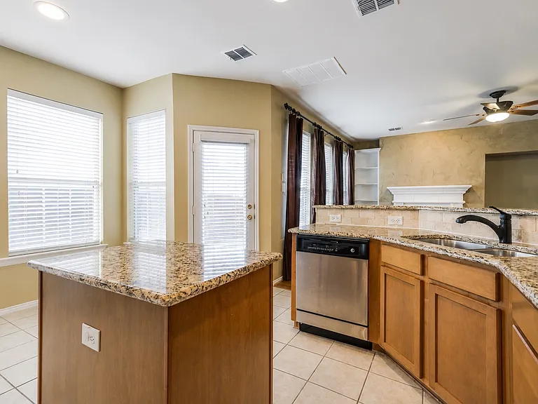 516 Hawken Dr — Photo 5