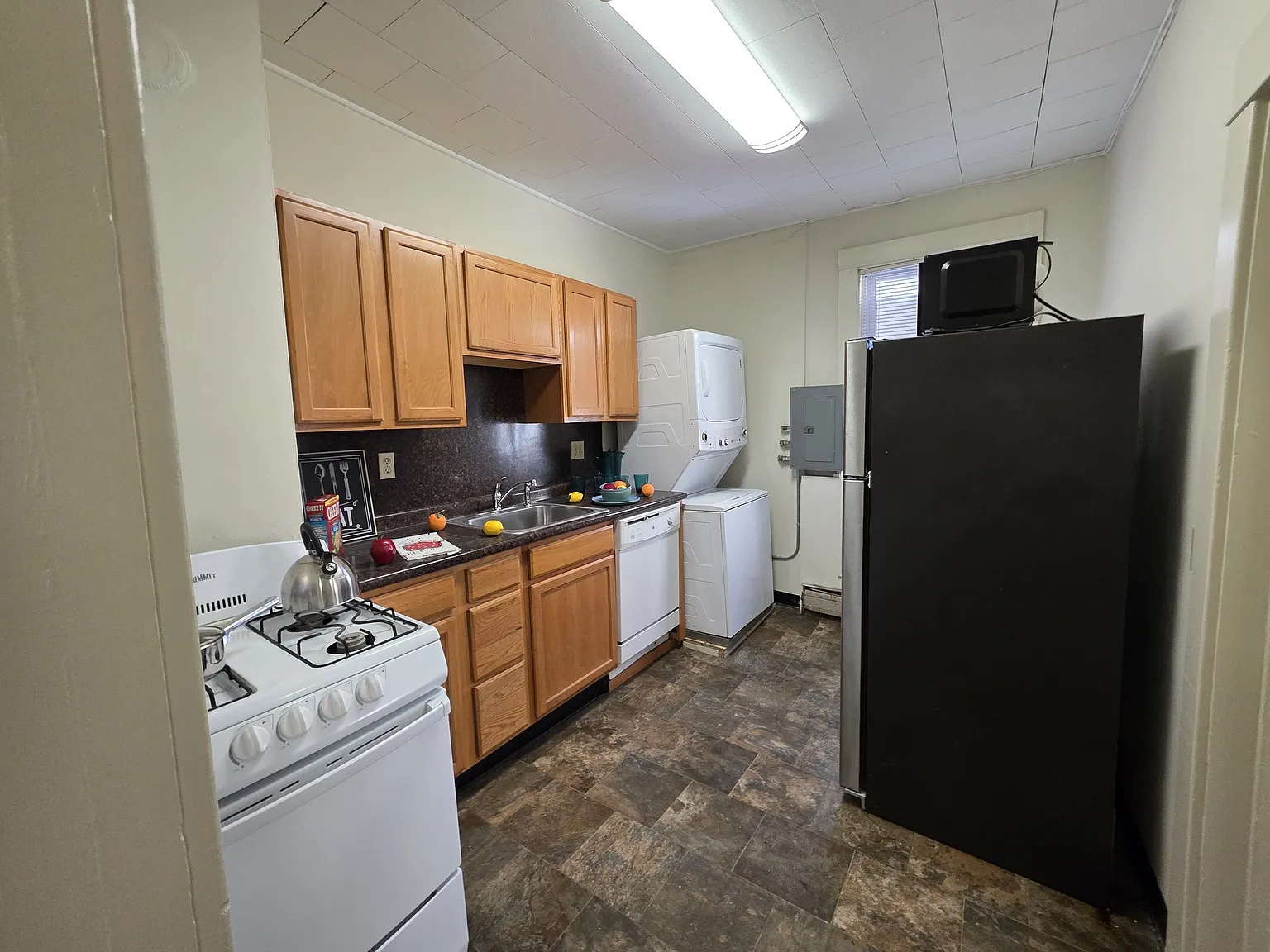 10-Bedroom Apartment in Central Collegetown — Photo 2
