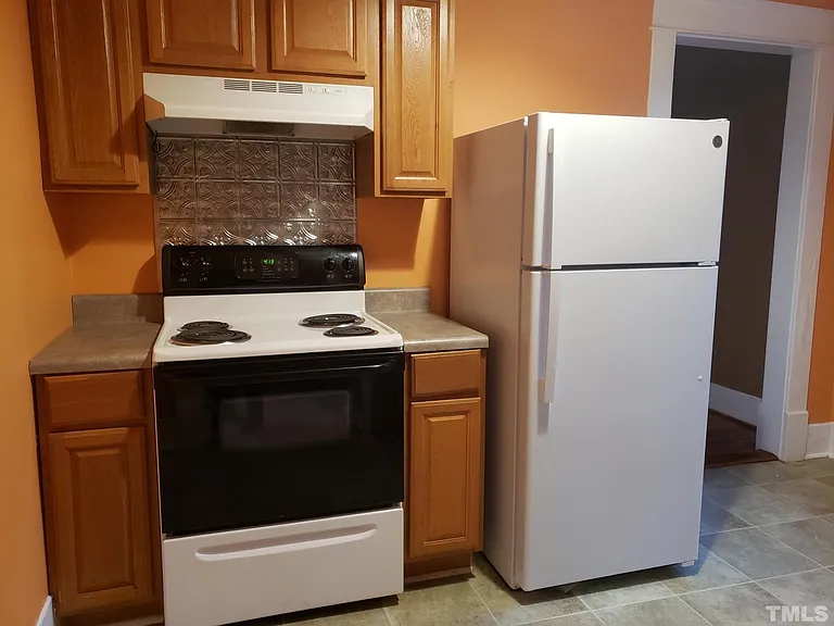 204 E Davis St — Photo 8