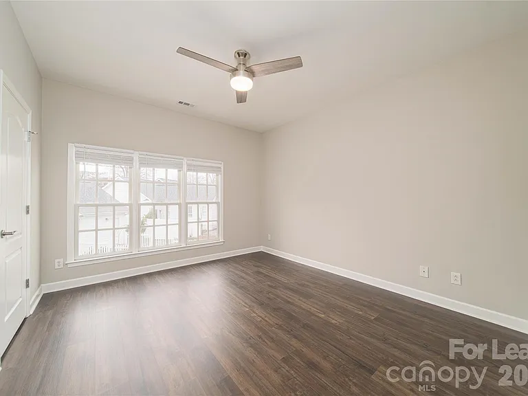 108 Southsquare Row — Photo 4