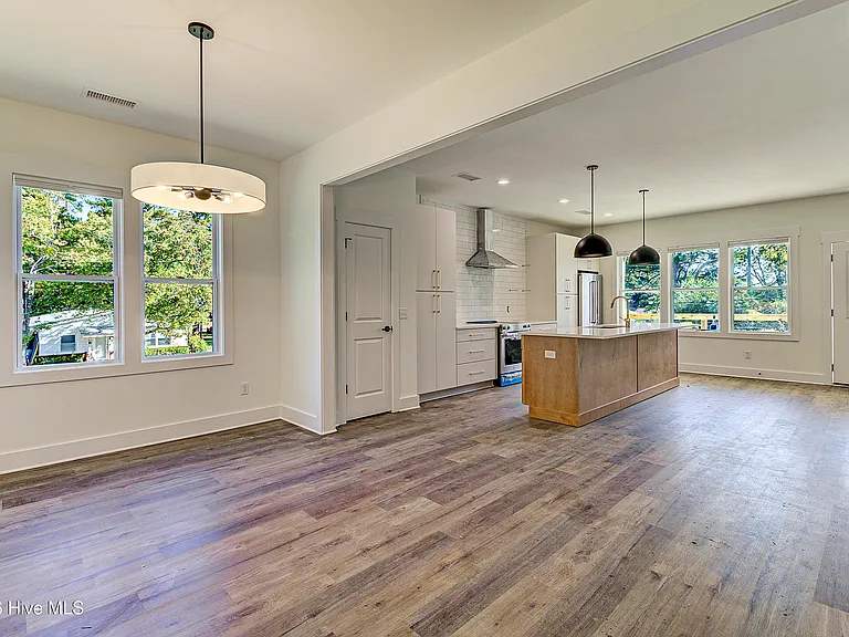 213 Myrtle Ave — Photo 2