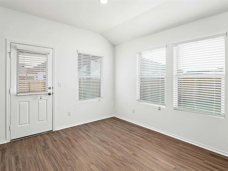 416 Escondido Cir — Photo 11