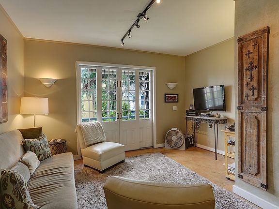 5th image of 1127 Dauphine St APT 205