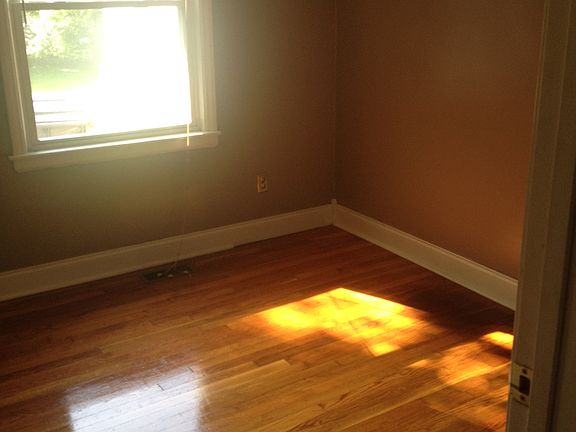 4th image of 328 Boiling Springs Dr