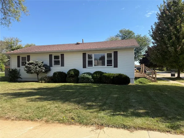 1613 S View Dr NW, Cedar Rapids, IA 52405