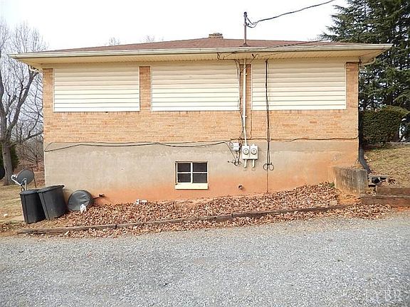 4th image of 376 Hilltop Dr
