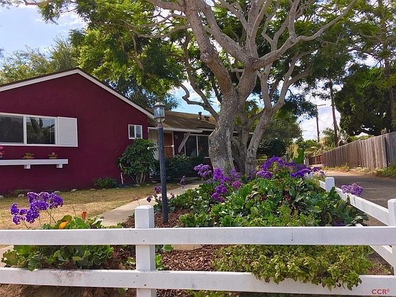 Single Level 3 bedroom, 1 and 1/2 bath home approximately 1010 sqft