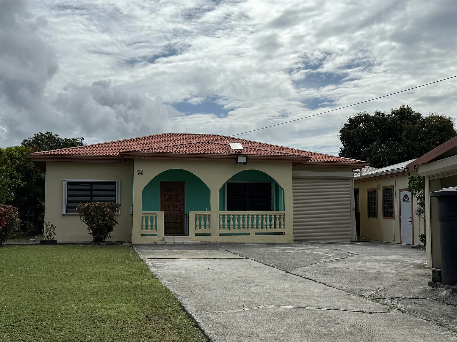 3 bed, 1300 sqft, $1,500 — Photo 1