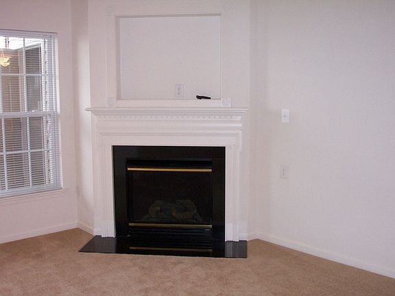 Fireplace w/ TV nook