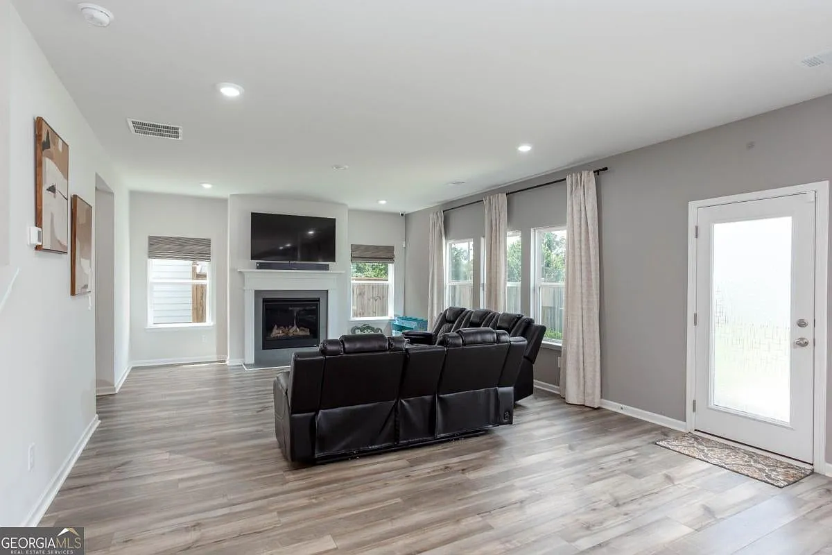 4 bed, 2.5 bath, $3,300 — Photo 3