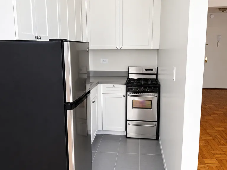 250 E 39th St #8F — Photo 2