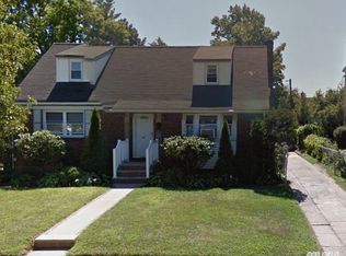 18 Molyneaux Rd, Valley Stream, NY 11580