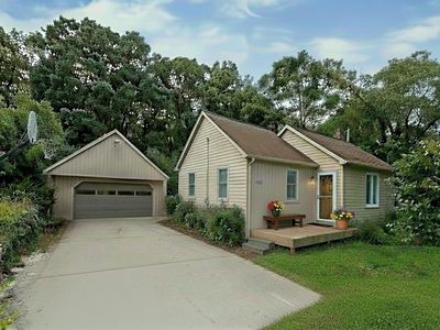 945 Rose Dr, Ann Arbor, MI, 48103