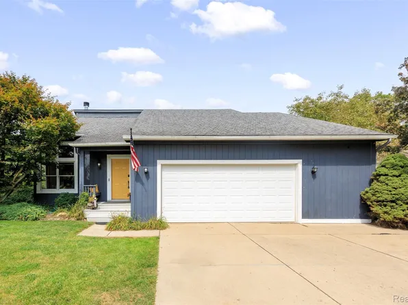 59692 Barkley Dr, New Hudson, MI 48165