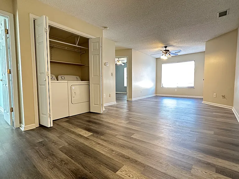 610 English Ct — Photo 10
