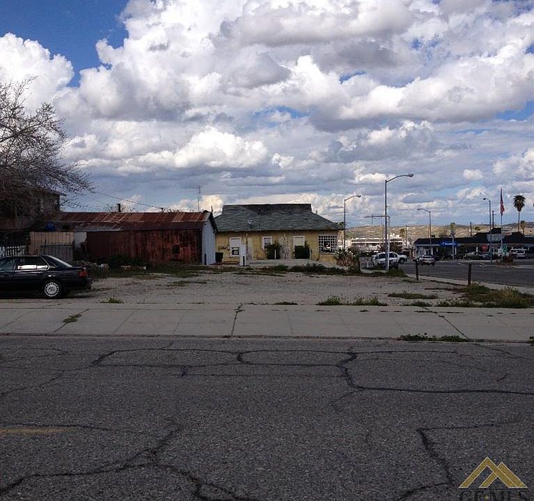 2nd image of 301 S 6th St