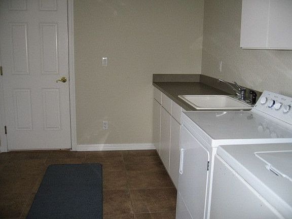 Main Floor Laundry Rm