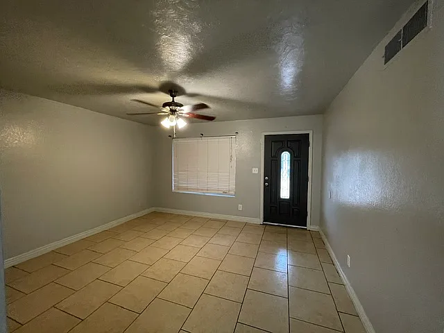 626 E Jahns Pl — Photo 3