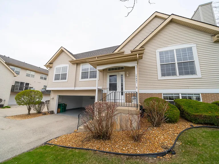 17421 Yakima Dr — Photo 3