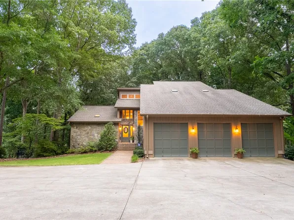 122 Paradise Cir, Townville, SC 29689