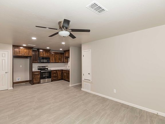 4th image of 3016 N Grand St