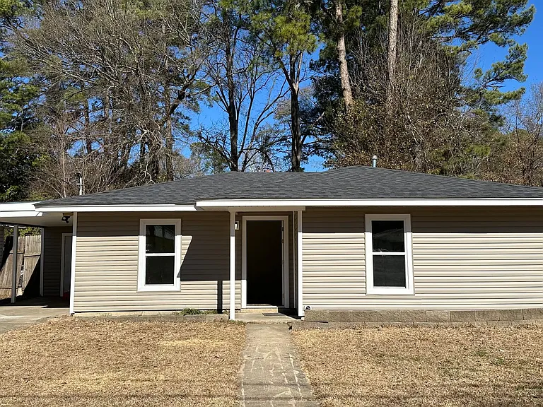 704 Victoria St — Photo 1