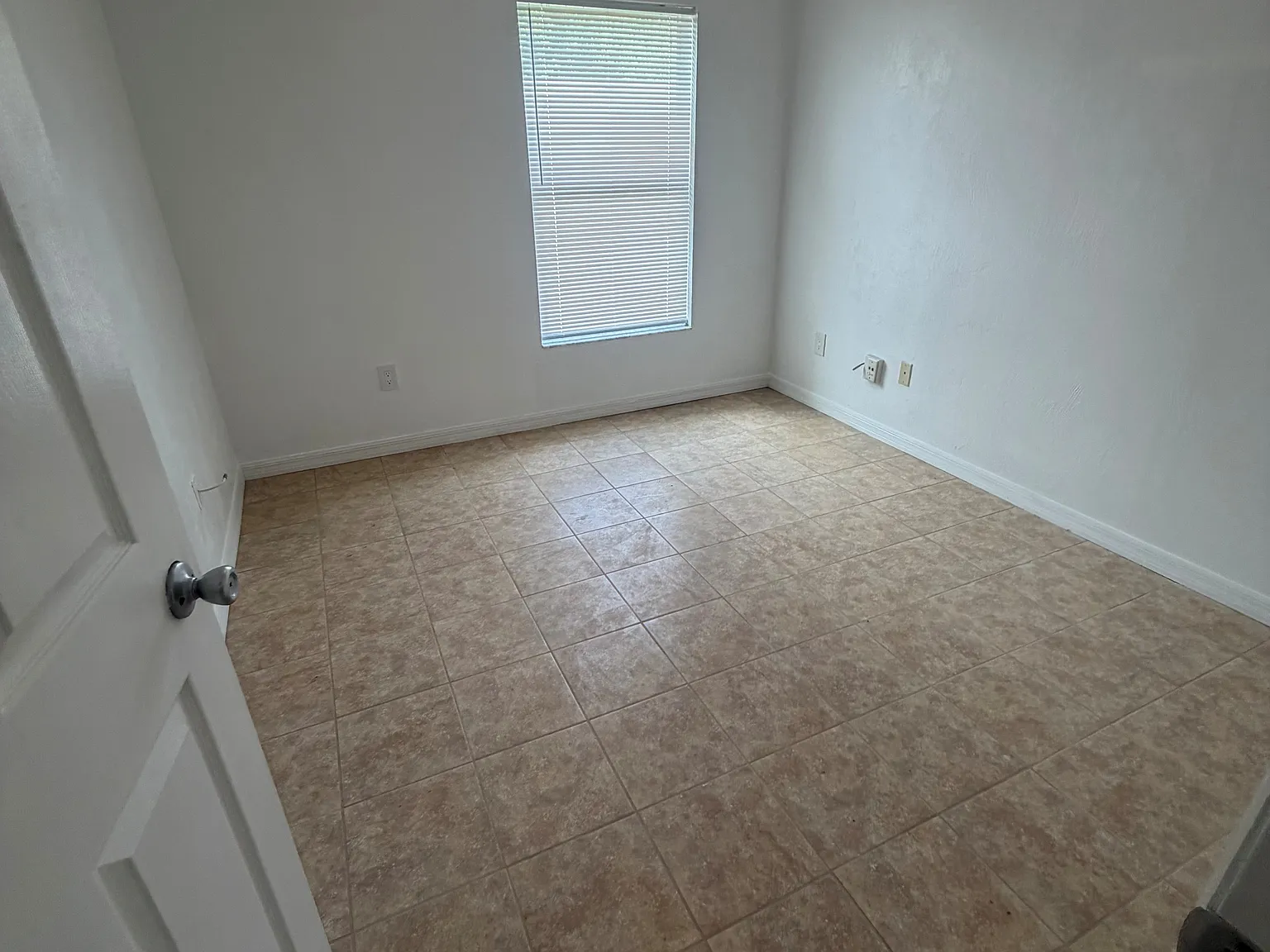 3 bed, 1100 sqft, $1,650 — Photo 1