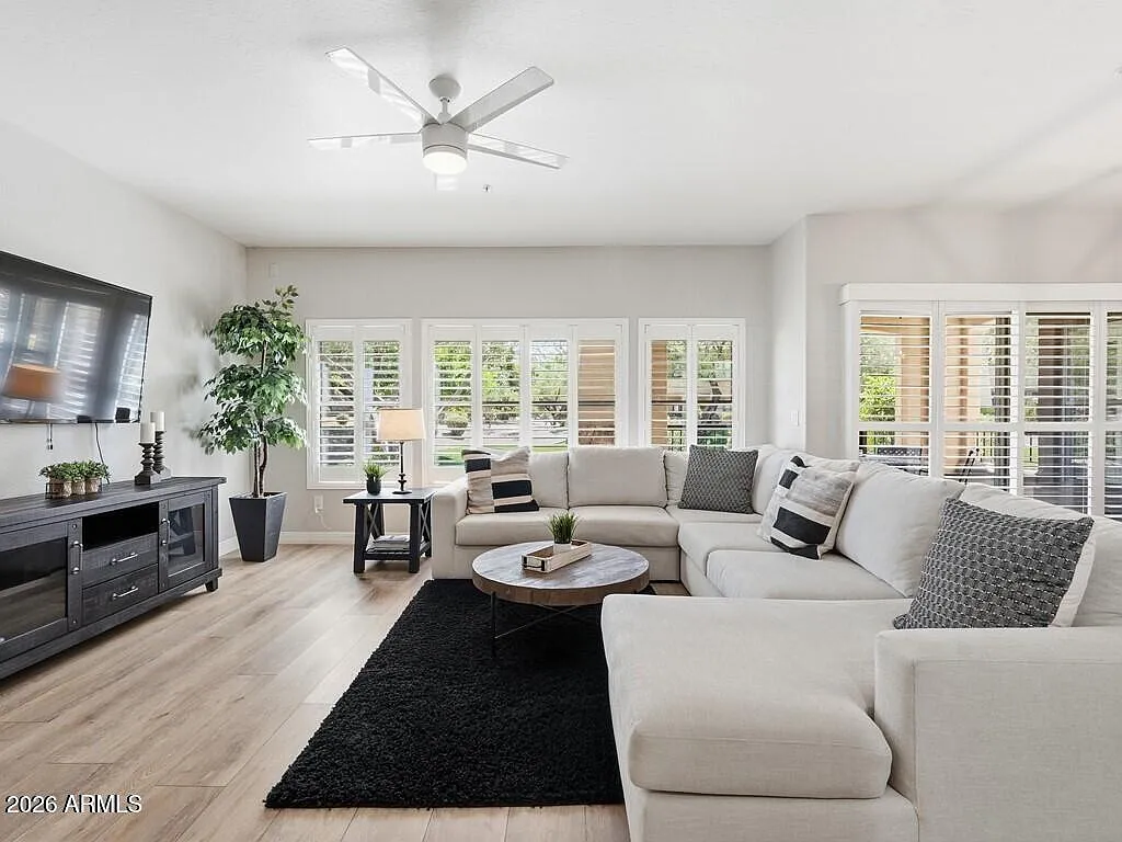 3 bed, 2.0 bath, 1729 sqft, $3,950 — Photo 3